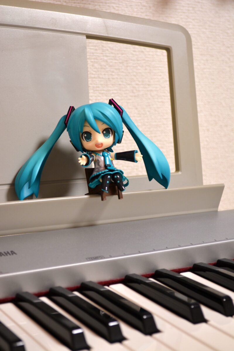 歓迎するポーズの初音ミクフィギュア縦バージョン