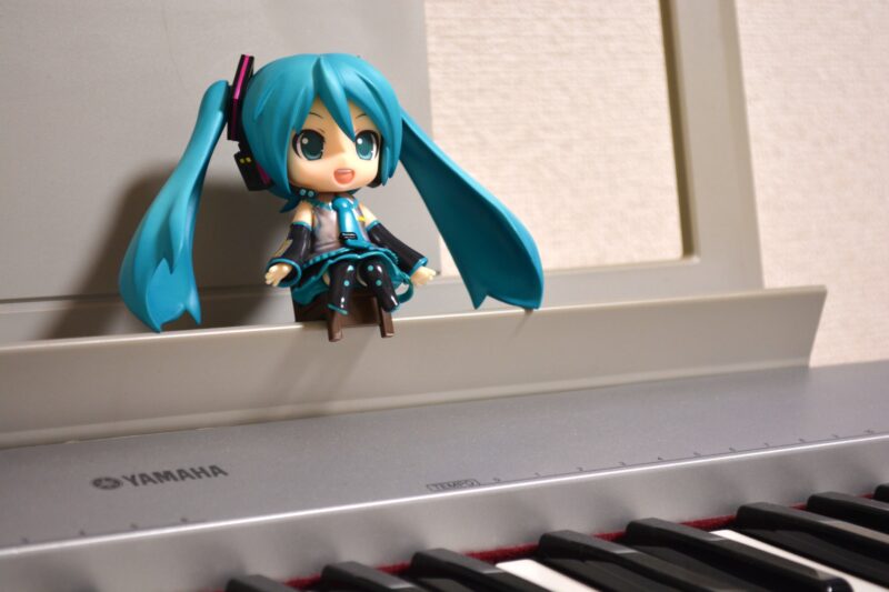 ピアノに座る初音ミク